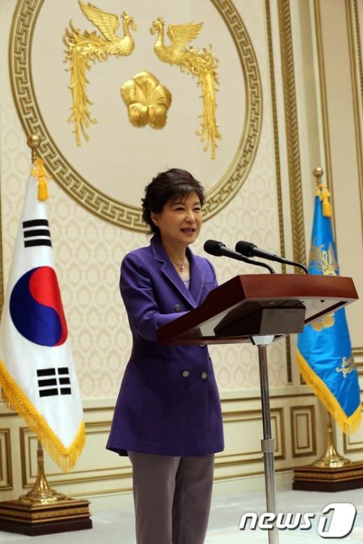 박근혜 대통령이 16일 오후 청와대에서 열린 중소기업인 초청 만찬회에서 인사말을 하고 있다. (문화체육관광부 제공) 2013.5.16/뉴스1  News1 박철중 기자