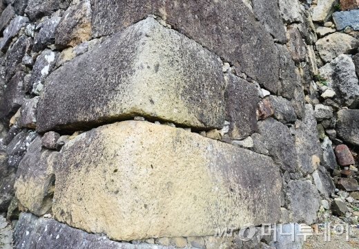 유난히 네모반듯 하면서도, 1.2~1.5m 정도 되는 돌은 석관을 재활용한 것일 가능성이 높다/히메지성(효고현)=이지혜 