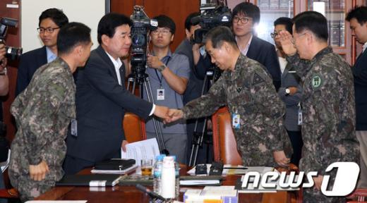 [사진]육사 관계자와 인사나누는 김진표 위원장