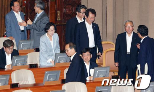 [사진]국회 본회의 출석한 국무위원들