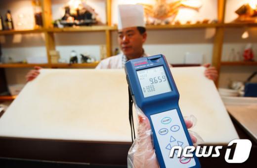서울시 위생과  공무원과 소비자식품위생감시원이 한 음식점에서 도마와 칼에 대한 세균오염도분석(ATP) 검사를 하고 있다..  News1 유승관 기자