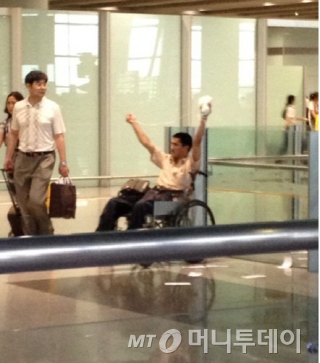 지중싱(冀中星 34)이 지난 20일 중국 베이징(北京) 서우두(首都) 공항에서 사제 폭탄을 터뜨리기 직전,주변 사람들에게 큰 소리로 자신에게서 떨어지라고 외치고 있다./사진 출처= 중국 웨이보