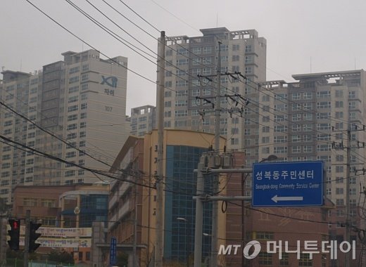 장마로 희뿌연 경기 용인 성복동 인근의 한 아파트 단지. / 사진=송학주 기자
