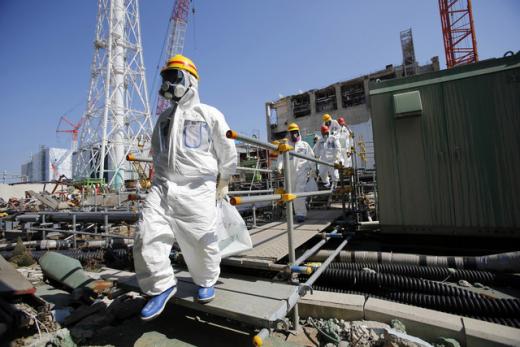 지난 5월 도쿄전력 직원들과 기자들이 방사능 피폭 방지복과 마스크 등을 착용하고 후쿠시마 제1원전 사고 현장을 둘러보고 있는 모습. /사진=블룸버그 