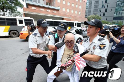 [사진]보수단체 대표, 엽총들고 日대사관 진입 시도