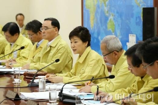 박근혜 대통령이 19일 청와대에서 국무회의를 주재하고 있다.