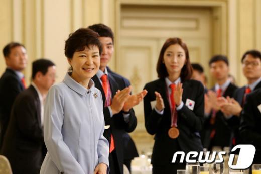 박근혜 대통령이 20일 오후 청와대에서 열린 국제기능올림픽 선수단 초청 오찬에 참석하고 있다. (청와대 제공) 2013.8.20/뉴스1  News1 박철중 기자