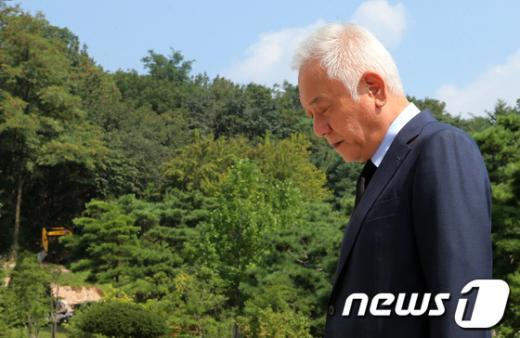 [사진]김한길 대표, 4·19 민주묘지 "묵념"