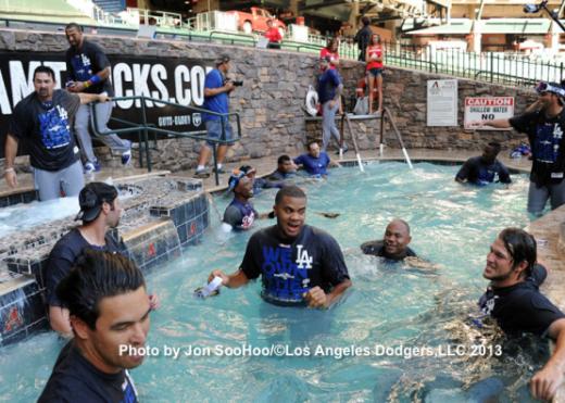 ↑ ‘풀게이트(poolgate)’라는 신조어를 만들어낸 LA 다저스 선수들이 애리조나 체이스필드 수영장을 점거한 스캔들. 오랜 기간 LA 다저스의 사진 담당으로 활동하고 있는 존 수우씨가 촬영한 사진이다. 