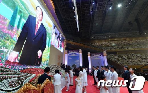 지난 8월23일 경기도 가평군 설악면 청심평화월드센터에서 열린 문선명 총재 성화 1주년 추모식에서 자녀 및 손자소녀들이 헌화하고 있다.(세계일보 제공)  News1