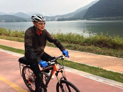 [사진]이명박 대통령 북한강에서 자전거