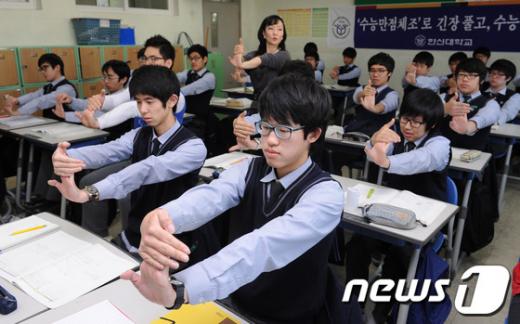 대학생이 추천하는 수능 긴장 푸는 법, 1위는? - 머니투데이 대학생이 추천하는 수능 긴장 푸는 법, 1위는? - 머니투데이