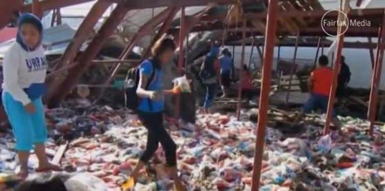 필리핀인들이 태풍으로 부서진 가게 안에서 먹을 것을 줍고 있다./사진=유튜브 동영상 캡처