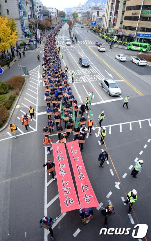[사진]거리 행진하는 레미콘 운송 노동자들