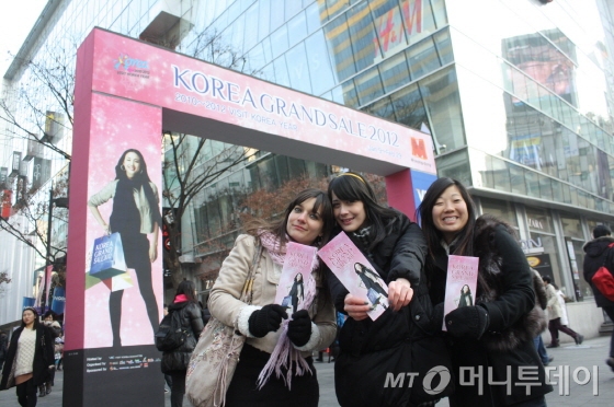 코리아그랜드세일 기간에는 쇼핑은 물론 항공, 호텔, 공연, 식당, 재래시장 등 모든 비용이 절약되기 때문에 이 기회를 노려 저렴한 여행을 즐기는 이들이 늘어나고 있다/사진제공=한국방문위원회