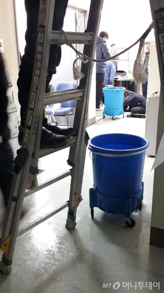 24일 오전 배관이 터져 청사내에서 물이 샌 고용노동부 사무실