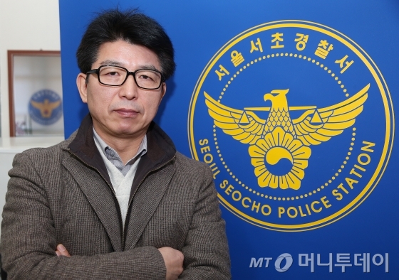 조폭 두목'과 복도서 마주쳤는데 총이 안뽑히더라 - 머니투데이 조폭 두목'과 복도서 마주쳤는데 총이 안뽑히더라 - 머니투데이