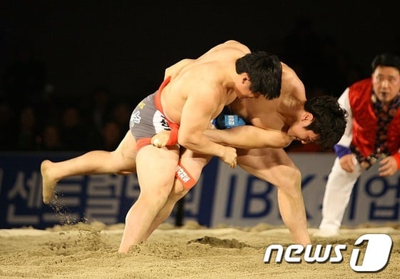 [사진]들배지기 시도하는 최정만