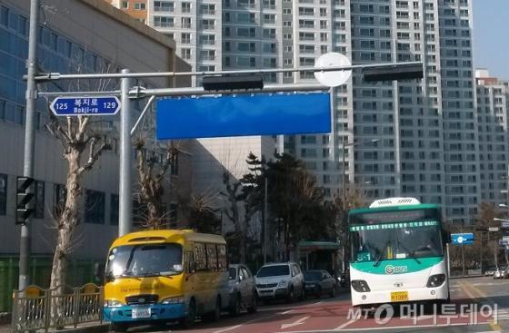 ↑ 경기도 시흥시의 한 교차로. 새 도로명 표지판만 붙어있고 정작 교차로에서 방향 안내 역할을 해야 할 방향예고표지판이 빈 칸으로 비워져있다. 

