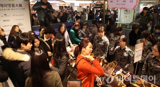 롯데백화점 '해외명품대전'에서 고객들이 에트로 매장을 둘러보고 있다./사진=롯데백화점