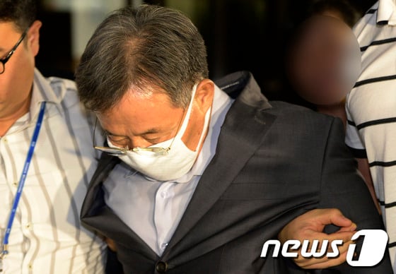 '여대생 공기총 청부 살해사건' 주범인 윤길자씨의 형집행정지를 도운 혐의로 구속영장이 발부된 남편 류원기 영남제분 회장이 지난해 9월3일 오후 서울 마포구 서울서부지방검찰청을 나서고 있다./ 사진=뉴스1 박지혜 기자