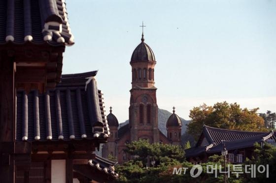 전주 전동성당은 한옥마을과 이웃해 있어 동서양이 공존하는 이채로운 풍경을 이룬다/사진제공=전주시