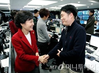 박근혜 대통령이 후보시절인 지난 2012년 12월 한국거래소를 방문해 관계자들을 격려하고 있다. / 사진=박근혜 대선캠프 누리집