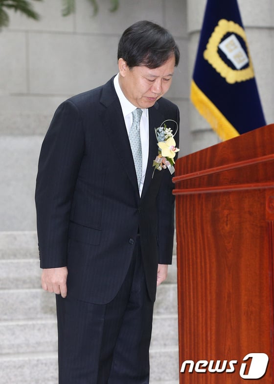 [사진]인사하는 박병대 신임 법원행정처장