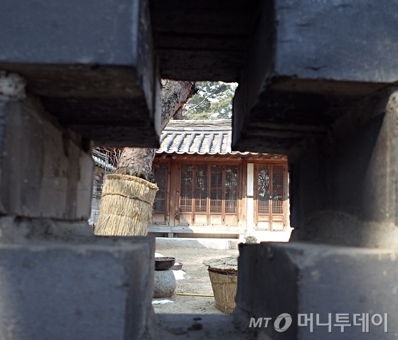 영롱담에 뚫린 바람구멍으로 들여다본 성북동 이종석별장 행랑채 / 사진=김유경기자