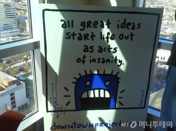 토니 셰이의 집 거실에 걸려 '모든 위대한 아이디어는 미친 짓에서 시작된다'는 내용의 포스터. /라스베가스=유병률기자