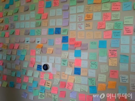 토니 셰이의 집 거실 벽에는 다운타운 주민들의 소원수리를 담은 수백장 포스트잇이 붙여져 있다. /라스베가스=유병률기자
