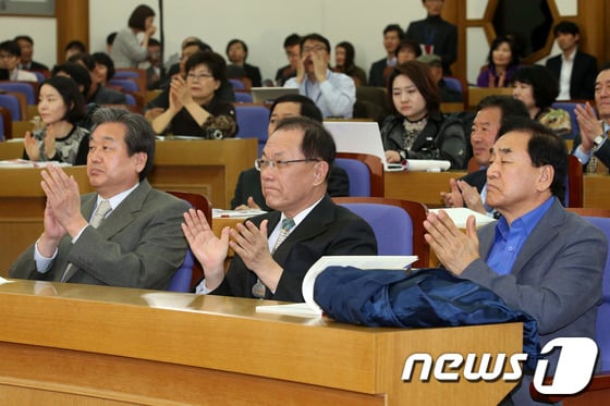 황우여 새누리당 대표(가운데)와 이재오(사진 오른쪽), 김무성 의원이 18일 오후 서울 여의도 국회의원회관에서 열린 '빚더미 정부재정, 산출과 관리 어떻게 할 것인가?'정책토론회에 참석해 박수치고 있다.2014.3.18/뉴스1