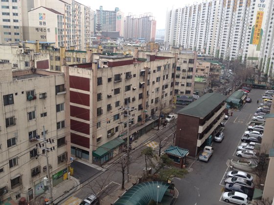 서울 용산구 용산역세권개발 구역 내 노후 아파트들과 고층아파트가 대조적이다. / 사진 = 이재윤 기자