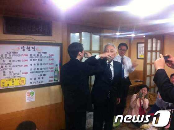 안철수, 김한길 새정치민주연합 공동대표가 26일 저녁 여의도 인근 식당에서 러브샷을 하고 있다.&copy; News1