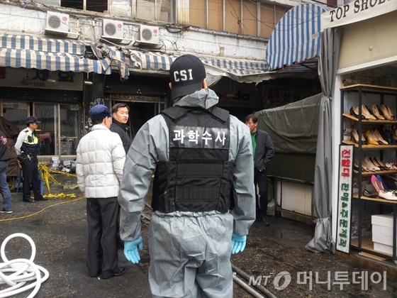 화마가 할퀴고 간 동대문 상가, 넋나간 상인들만 우두커니… - 머니투데이 화마가 할퀴고 간 동대문 상가, 넋나간 상인들만 우두커니… - 머니투데이
