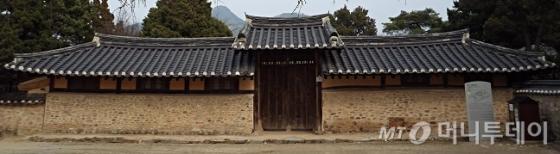 외암민속마을 '건재고택'의 솟을대문 / 사진=김유경기자