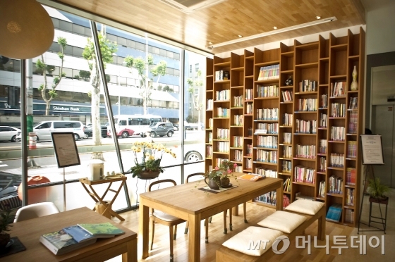 광동한방병원 1층 로비에 꾸며진 북카페. 파주출판단지도 이처럼 부대시설로 인정받는 북카페가 활성화 될 것으로 보인다. /사진=머니투데이DB