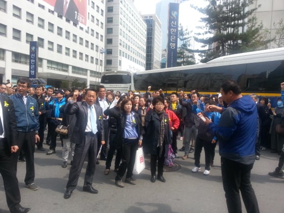 새정치민주연합 안산시당 소속 일부 당원이 제종길 전 의원의 6·4 지방선거 안산시장 후보 전략공천에 반대하는 집회를 열고 있다/박경담 기자 