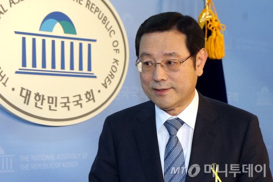  (서울=뉴스1) 이광호 기자 광주광역시장 전략공천 논란으로 새정치민주연합을 탈당한 이용섭 의원이 7일 오전 서울 여의도 국회에서 국회의원직 사퇴 기자회견을 마친뒤 정론관을 나서고 있다.  이용섭 의원은 기자회견에서 "민주화의 성지 광주의 명예를 회복하기 위해 결연한 의지로 국회의원직을 사퇴한다"며 "김한길, 안철수 새정치민주