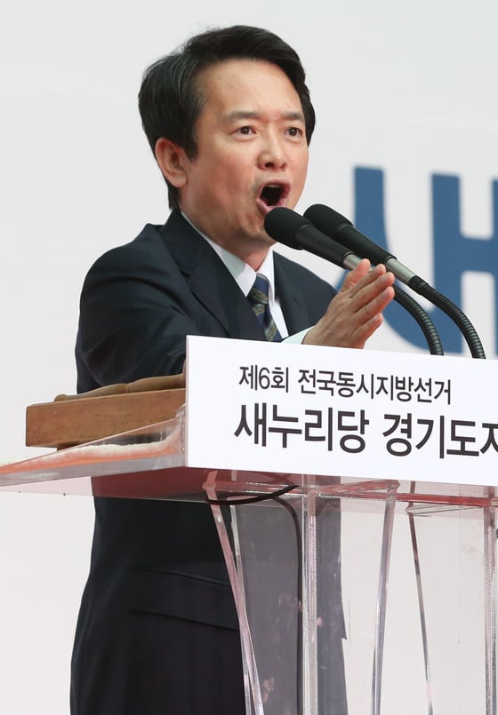  (성남=뉴스1) 송원영 기자 10일 오후 경기도 성남실내체육관에서 열린 "6.4지방선거 새누리당 경기도지사 후보 선출대회"에서 경기도지사 후보로 선출된 남경필 의원이 수락연설을 하고 있다. 2014.5.10/뉴스1