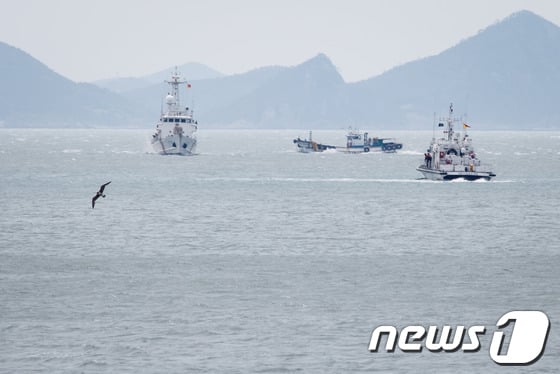 세월호 침몰 사고 25일째이자 소조기 마지막날인 10일 전남 진도군 팽목항 인근에서 해경 경비정이 오가고 있다. /사진=뉴스1