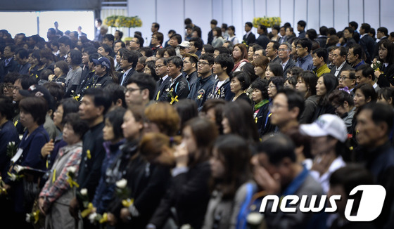 지난달 29일 오전 경기도 안산시 단원구 초지동 화랑유원지에 마련된 '세월호 참사 희생자 추모 공식 합동분향소'에 조문객들의 발걸음이 이어지고 있다. /사진=뉴스1