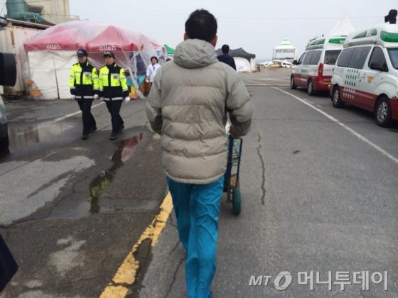 스승의날인 15일 이른 아침, 세월호에 탑승했다 실종된 안산 단원고 양승진 교사의 동생 양모씨(54)가 '사랑의 두유' 배달 자원봉사를 하고 있다. /사진=박소연 기자