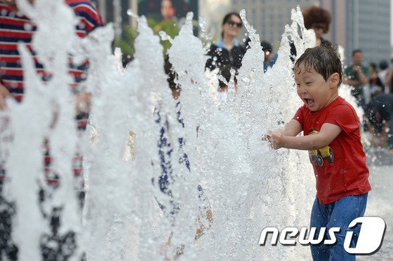 [사진]물놀이에 푹 빠진 어린이들