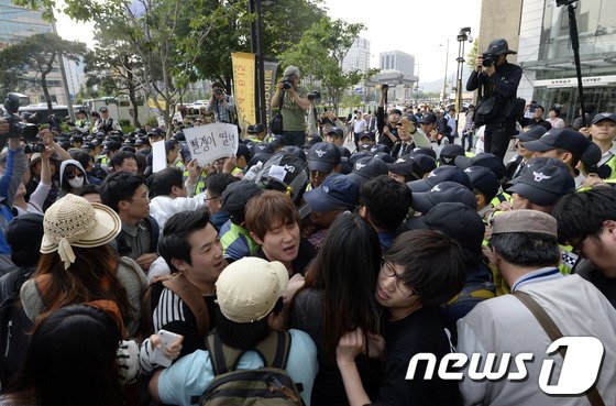 [사진]광화문으로 이동 중 경찰과 대치하는 만민공동회 참석자들
