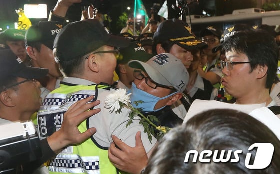 [사진]경찰에 연행되는 '가만히 있으라' 시위대