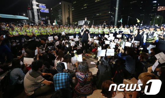 [사진]'가만히 있으라' 시위대 에워싼 경찰