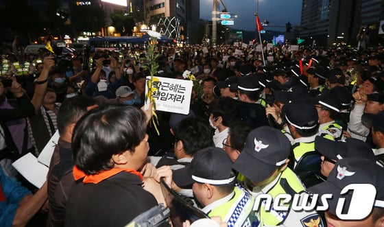 [사진]'밀고 밀리고' 세월호 추모청년 모임 경찰과 대치