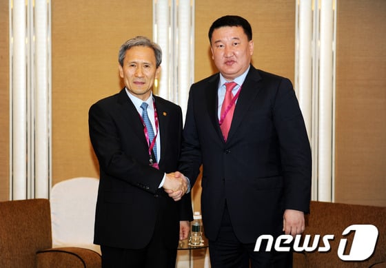 김관진 국방부 장관(왼쪽)과 다쉬뎀베렐 밧-에르딘 몽골 국방부 장관. (국방부 제공) 2013.6.1/뉴스1 © News1