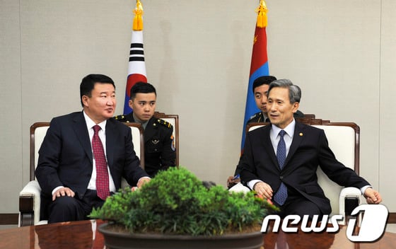 20일 오전 김관진 국방부 장관과 다쉬뎀베렐 밧-에르딘 몽골 국방부 장관이 서울 국방부 청사에서 회담을 하고 있다.(국방부 제공) © News1